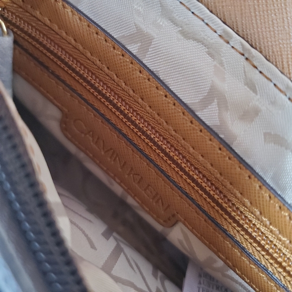 🎁 Calvin Klein Logo Crossbody Bag 💫 - Picture 7 of 9